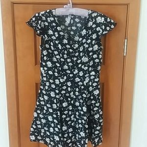 Cute sun dress, similar to the 90's style. Size M